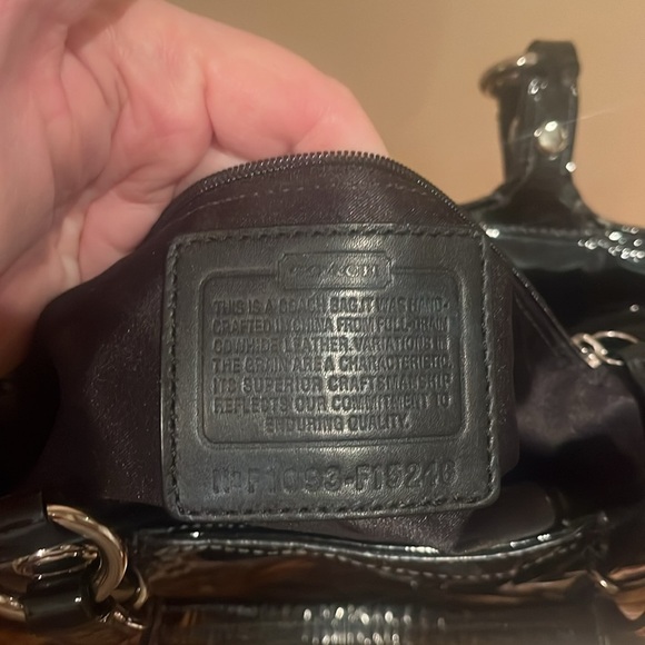 Coach black patent leather tote handbag with signature CC logo, preowned OS - Picture 5 of 10